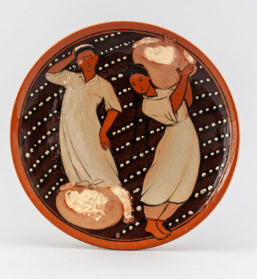 Софья Ракова. Тарелка декоративная Сборщица хлопка, Узбекистан, 1958, фаянс, роспись, глазурь, ГМВ
