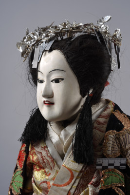 Кукла дамы театра Авадзи дзёрури нингё. Япония, 1957 г. Дерево, грунт гофун, краска, ткань, парча, фольгированная бумага