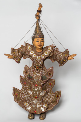 Марионетка Тэчжамина. Мьянма, 2010-е гг. Дерево, ткань, металлизированные нити, пайетки, стекло, веревка, резьба, вышивка, роспись