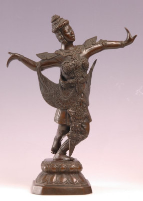 Скульптура танцовщицы в костюме девушки-птицы Маноры. Камбоджа, середина XX в. Металл, литье