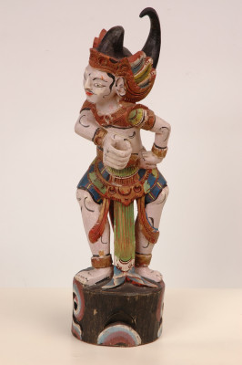 Фигура Арджуны - подставка для кинжала криса. о. Бали. Середина ХХ в. Дерево, резьба, роспись