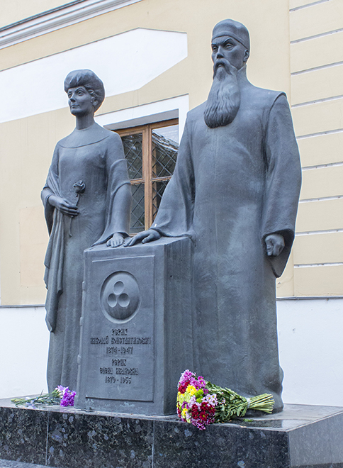 Возложение цветов к мемориалу Рерихов