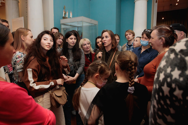 Ольга Мичи проводит экскурсию по выставке «Уязвимые. Азиатский дневник»