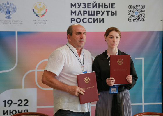 Заместитель генерального директора по учету и хранению Дарья Смирнова и  генеральный директор Национального музея им. А. Тахо-Годи Пахрудин  Магомедов