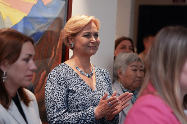 Куратор выставки Лариса Келим. Фото: пресс-служба Сахалинского областного художественного музея